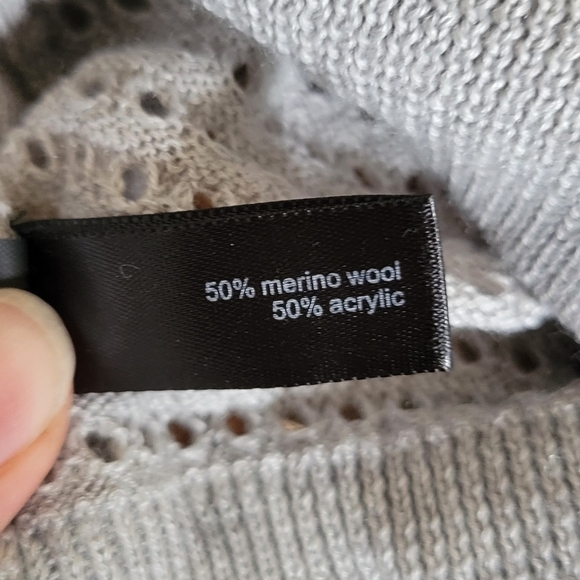 The Limited merino wool XL lightweight eyelet sweater v-neck - Picture 5 of 5